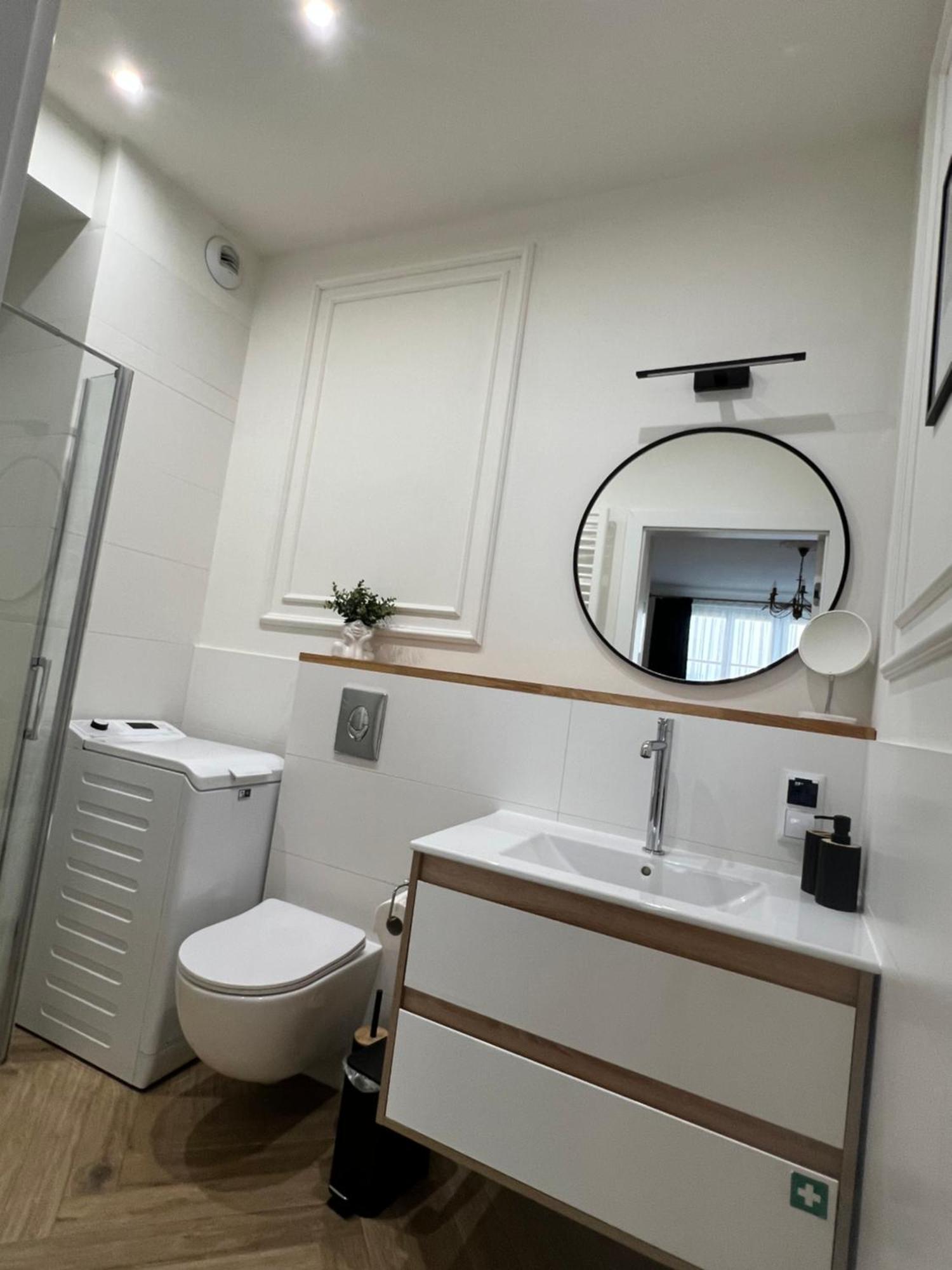 Atrium - Old Town Luxury Apartments - By Upstairs Cracóvia Exterior foto