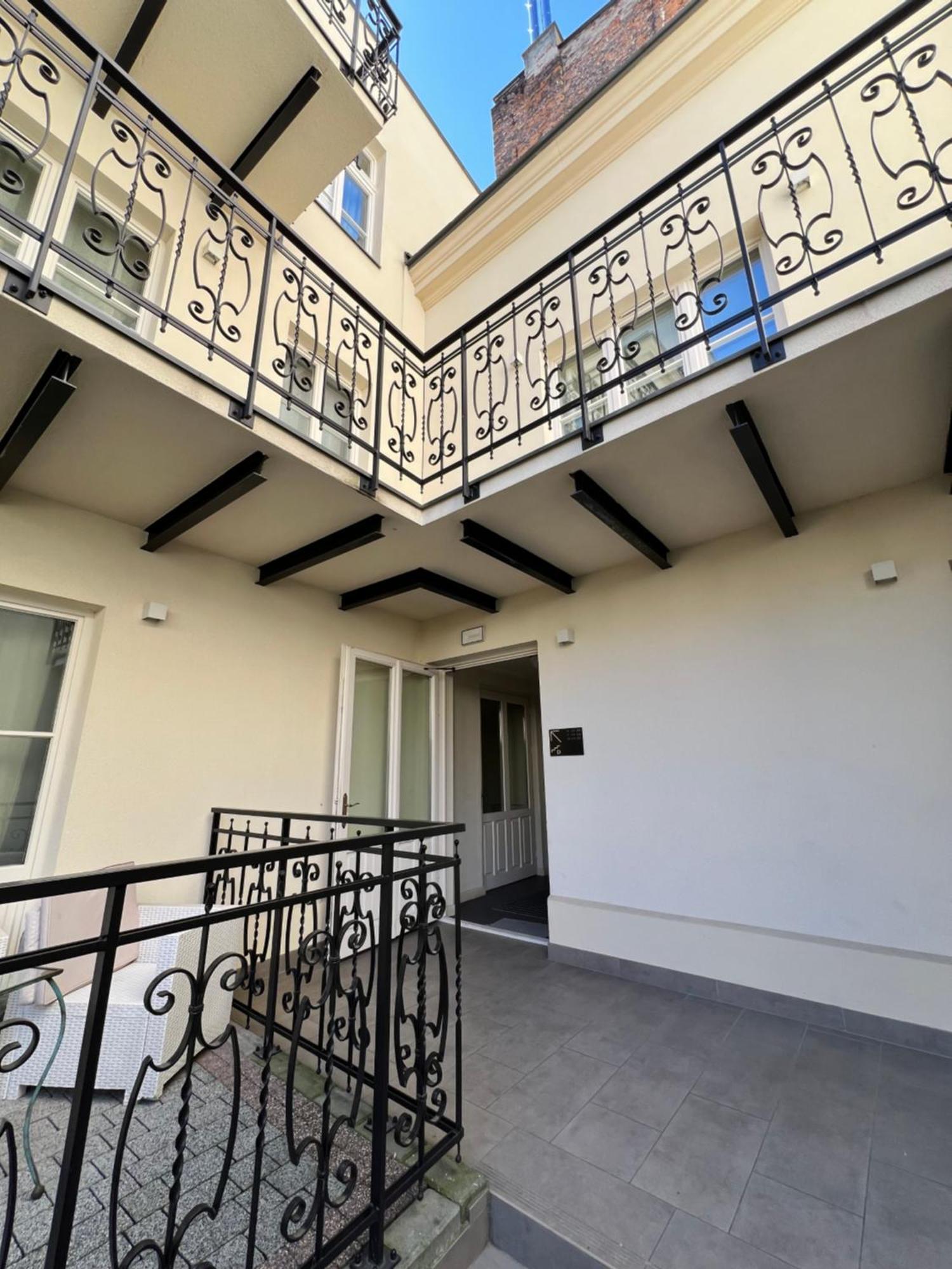 Atrium - Old Town Luxury Apartments - By Upstairs Cracóvia Exterior foto
